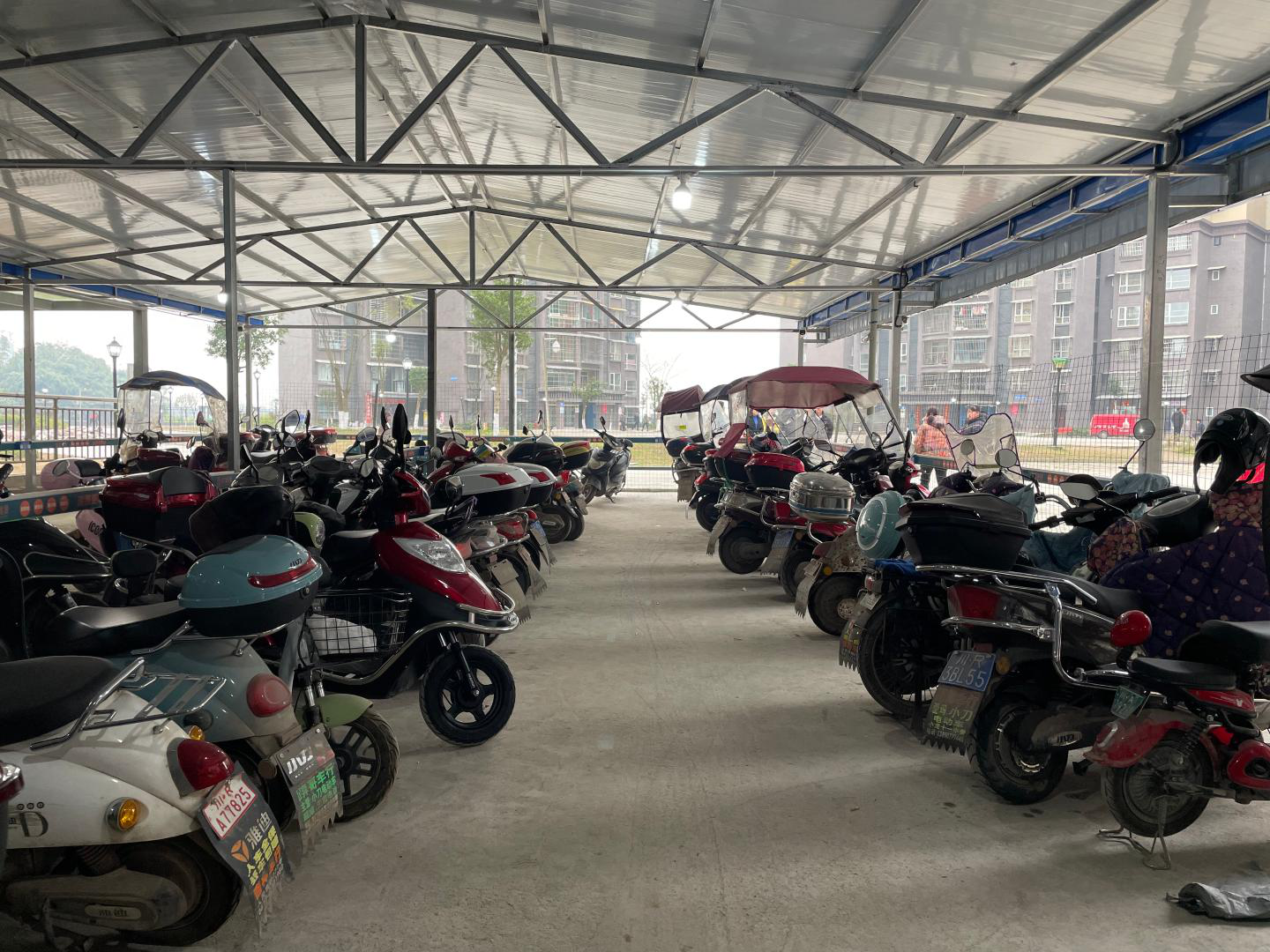 【我為群眾辦實(shí)事】民建會(huì)員捐資搭建停車棚 小區(qū)居民停車不再難